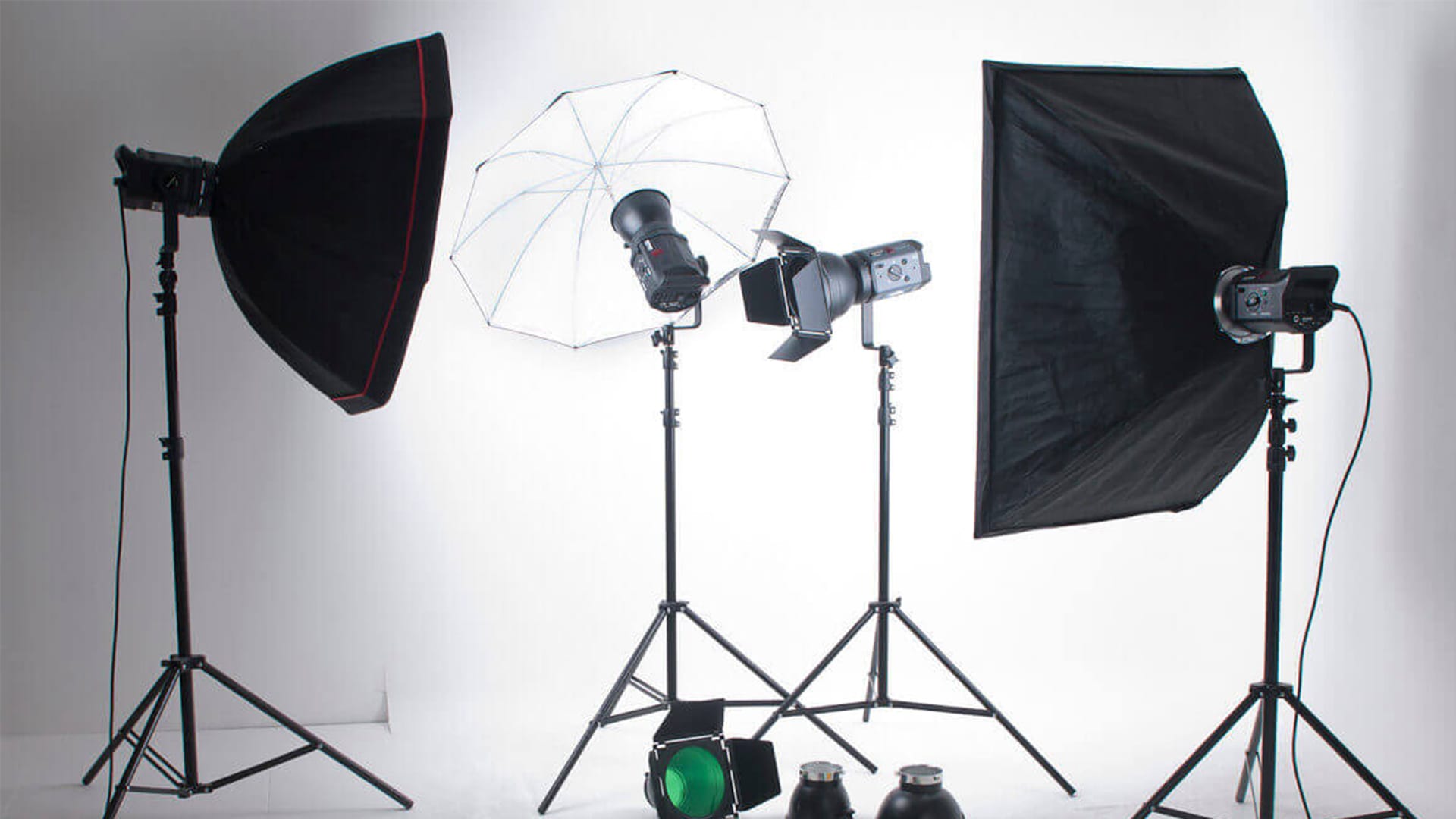 Iluminación fotográfica — equipo de iluminación profesional con luces de estudio, softboxes y reflectores