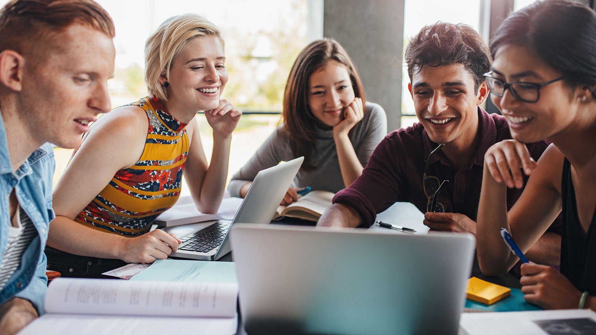 Técnicas de estudio y concentración — espacio de estudio con libros, cuadernos y materiales de aprendizaje